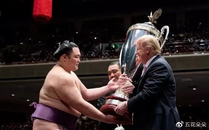 特朗普日本看相撲時因為這個反應被觀眾抱怨他在想啥呢 Itw01